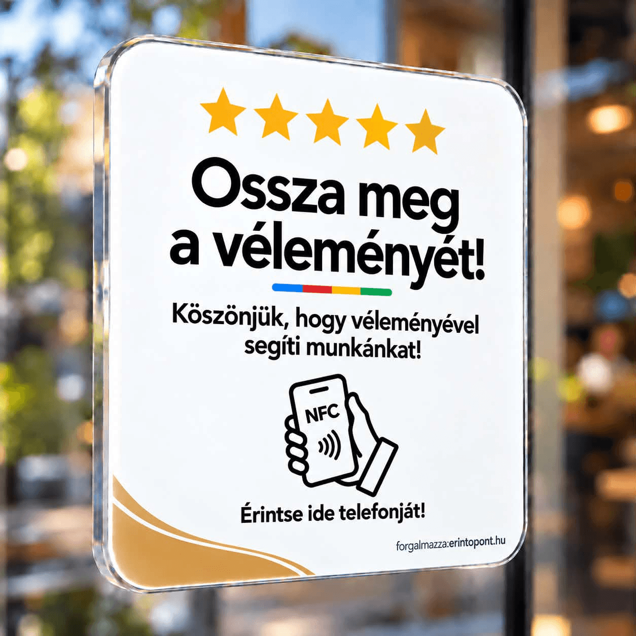 „Köszönjük, hogy véleményével segíti munkánkat!” feliratú NFC tábla egy bejárati ajtón